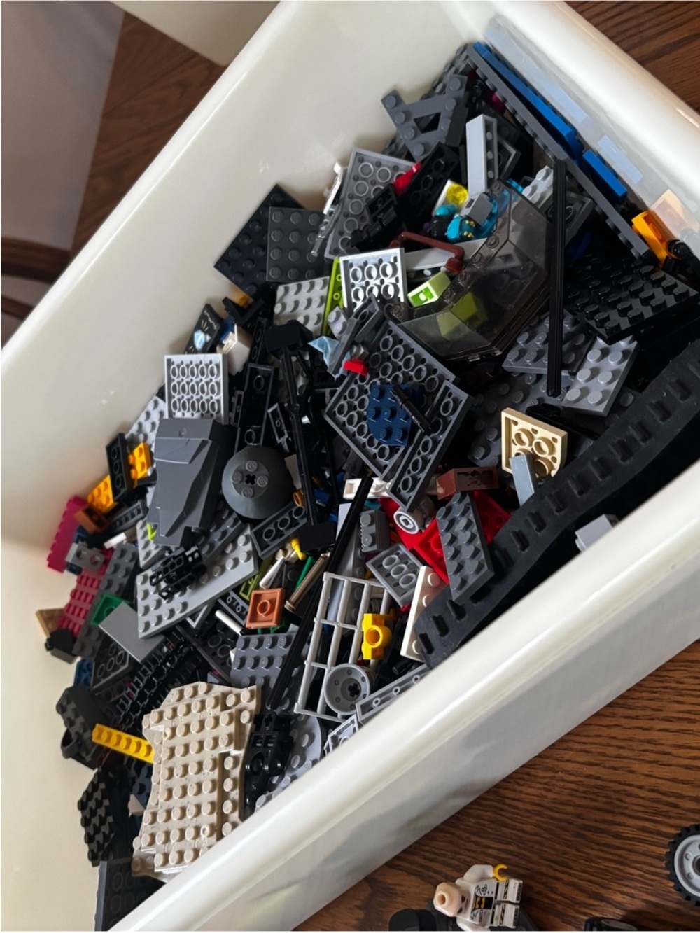 LEGOS with mini figures - Picture 3 of 9